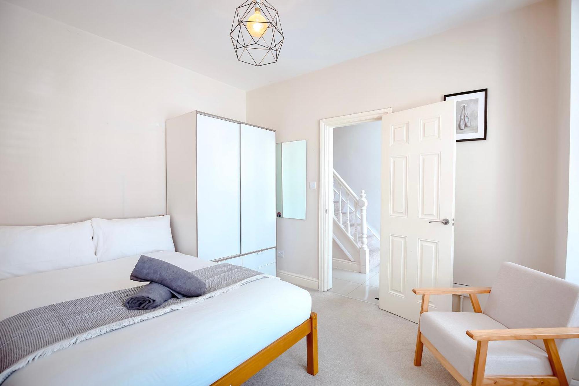 Beautiful 4 Bedroom House With Separate Office & Garden *